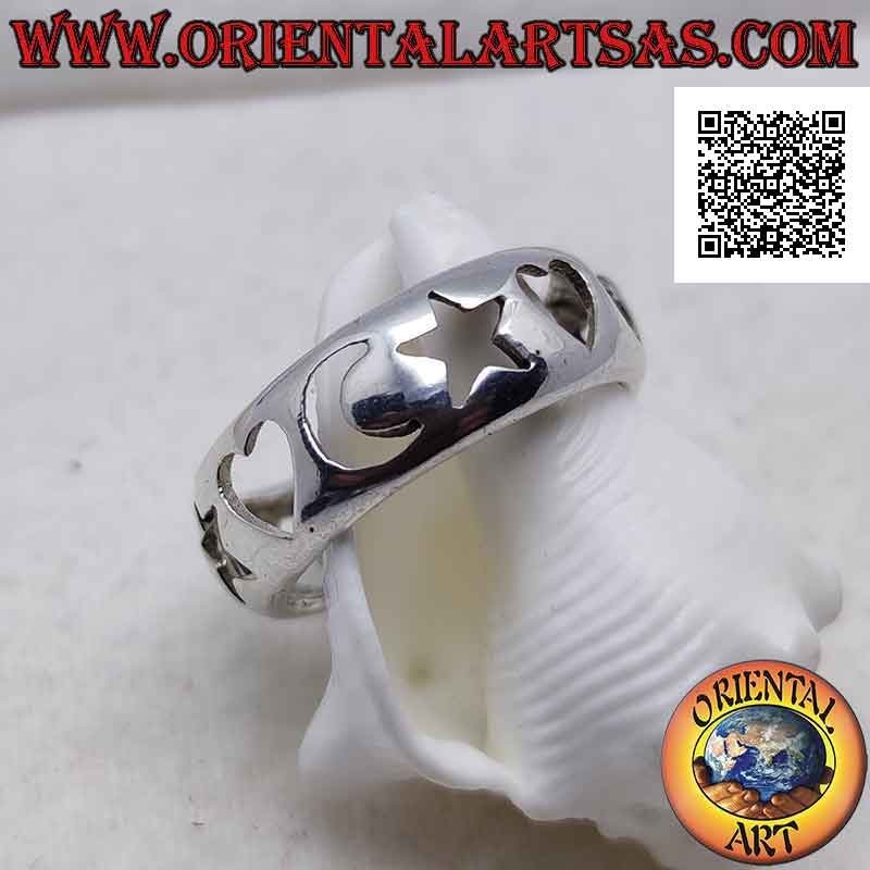 Bague en argent avec une bande arrondie lisse avec des coeurs, des étoiles et des lunes percées