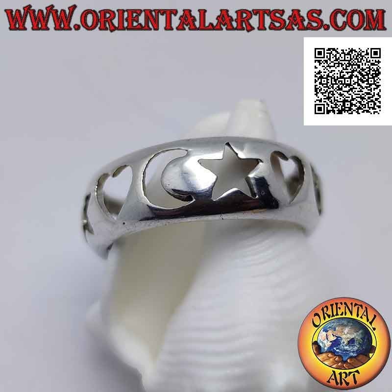 Bague en argent avec une bande arrondie lisse avec des coeurs, des étoiles et des lunes percées