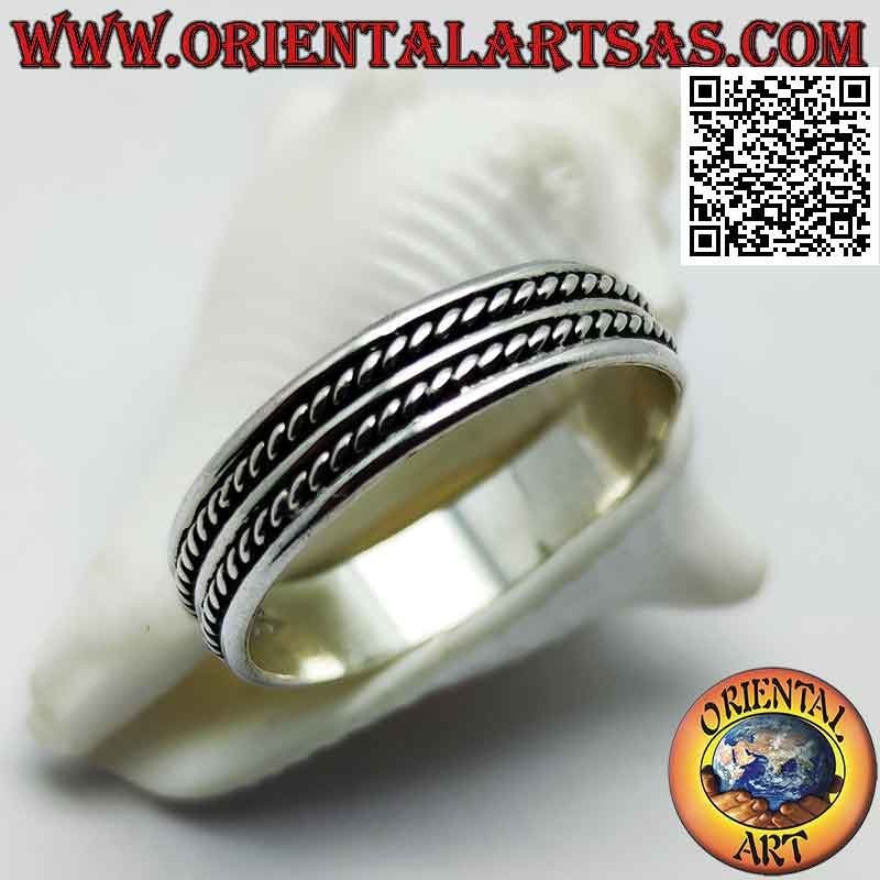 Anillo de plata con una línea suave entre entrelazados oblicuos.