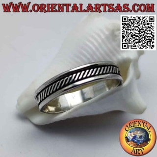Bague en argent avec un entrelacement oblique de lignes lisses