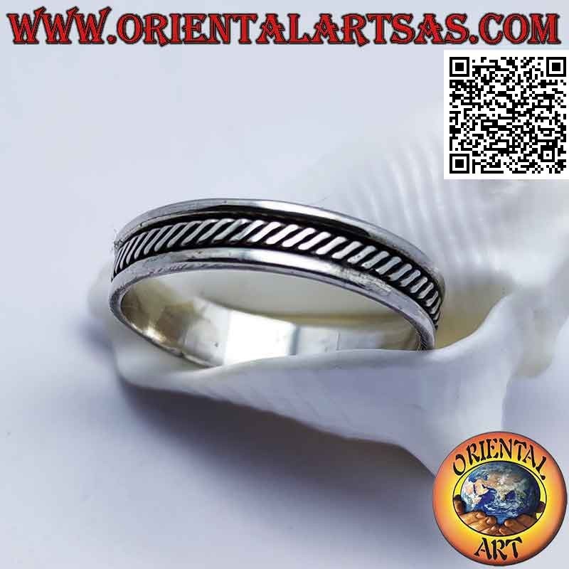 Bague en argent avec un entrelacement oblique de lignes lisses