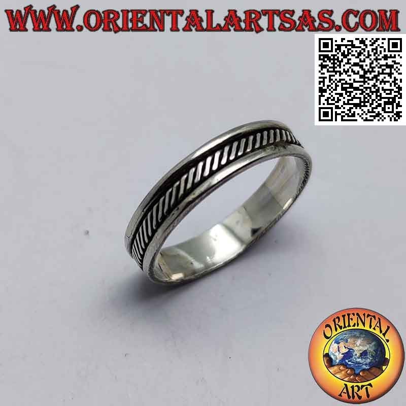 Bague en argent avec un entrelacement oblique de lignes lisses