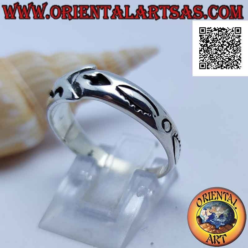 Anello in argento a fedina crescente con sovrapposizione con incisioni miste