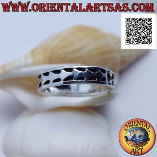 Anello in argento a fedina con disegno positivo e negativo di frecce in bassorilievo