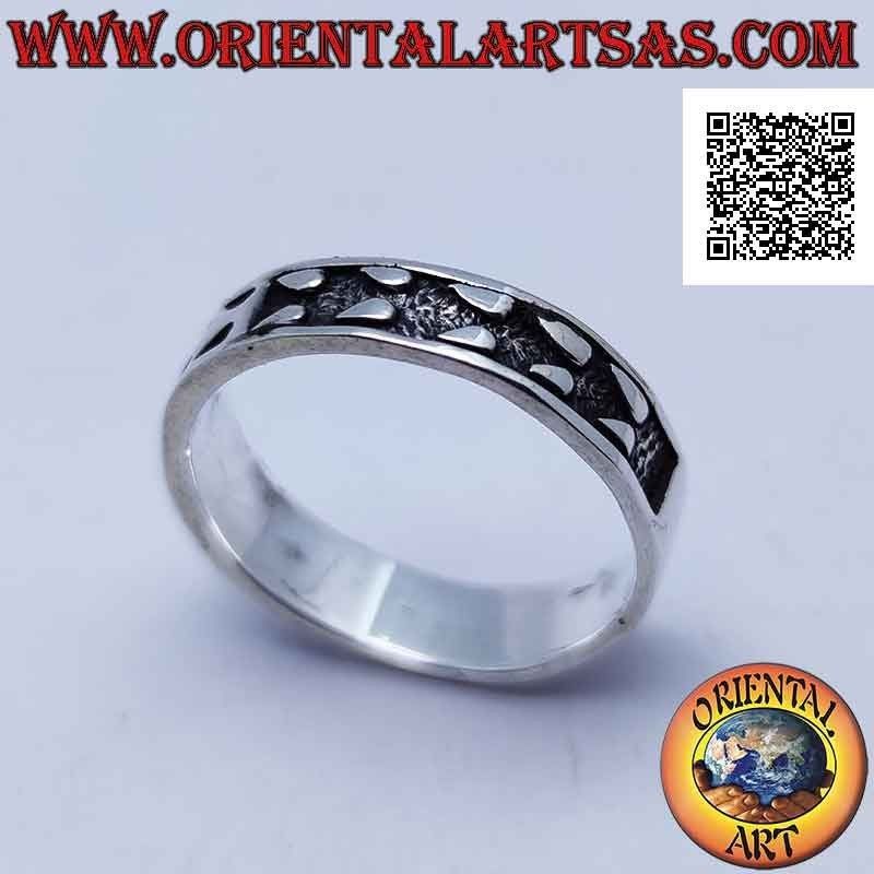 Anillo de plata con dibujo positivo y negativo de flechas en bajorrelieve