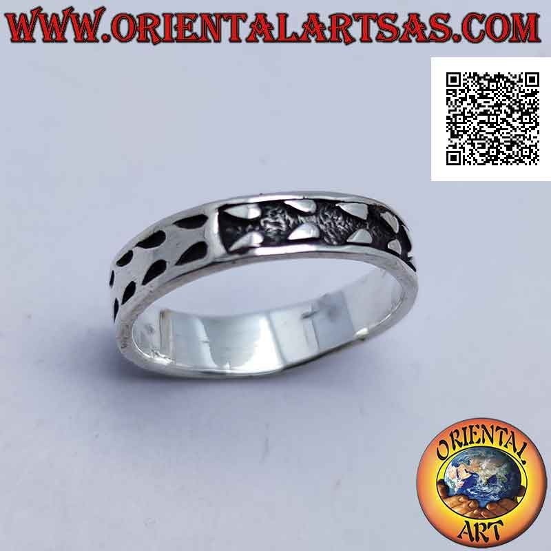 Anello in argento a fedina con disegno positivo e negativo di frecce in bassorilievo