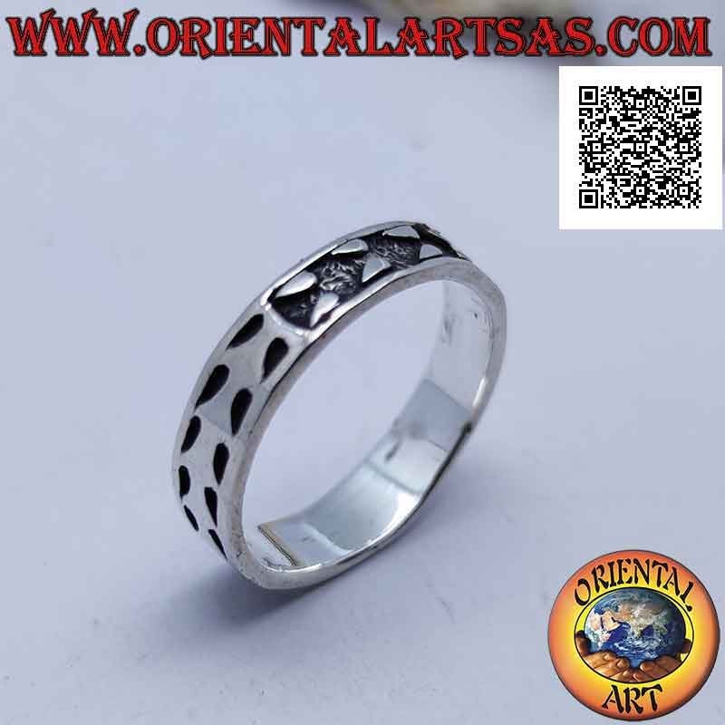 Anello in argento a fedina con disegno positivo e negativo di frecce in bassorilievo