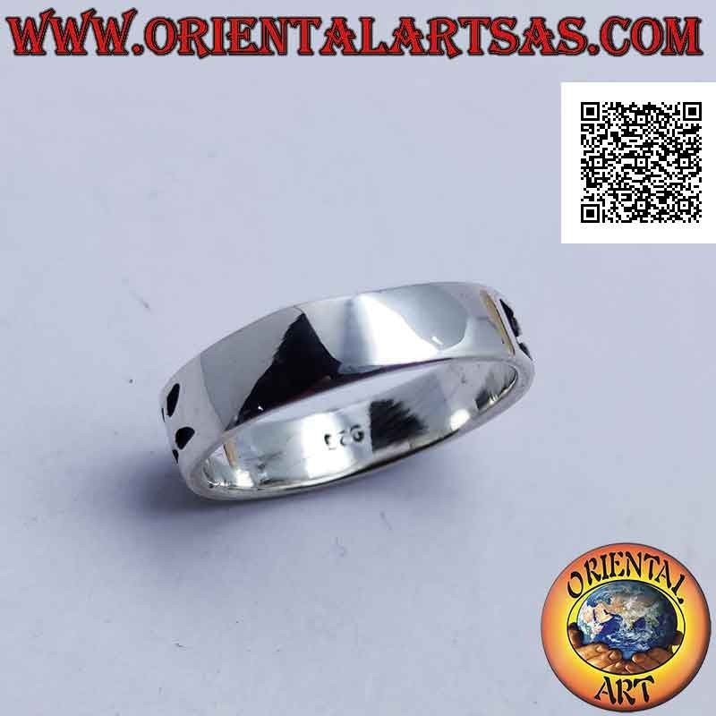 Silver ring with a positive and negative drawing of arrows in bas-relief