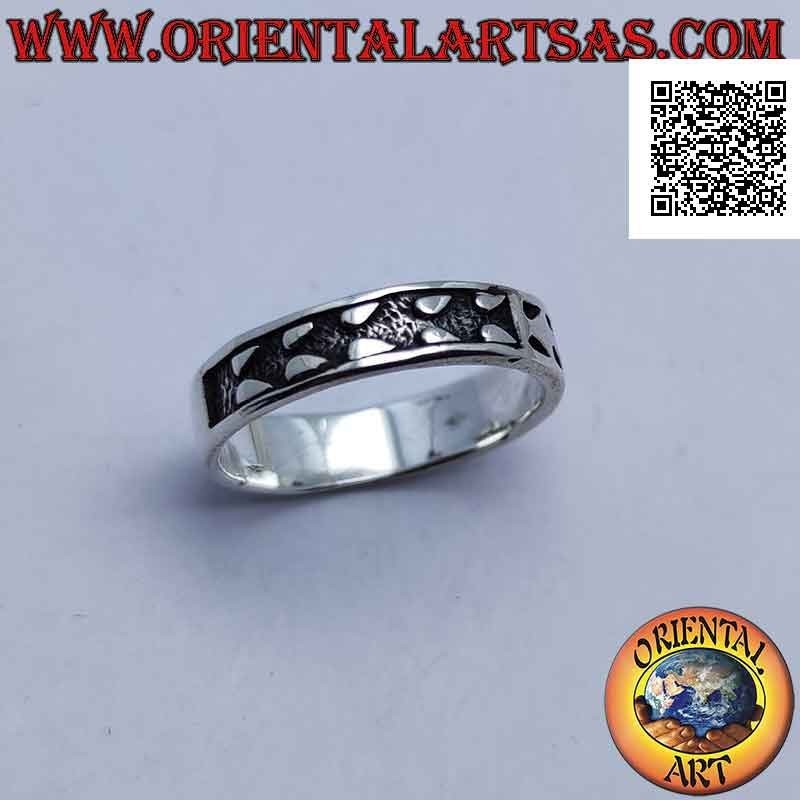 Anillo de plata con dibujo positivo y negativo de flechas en bajorrelieve