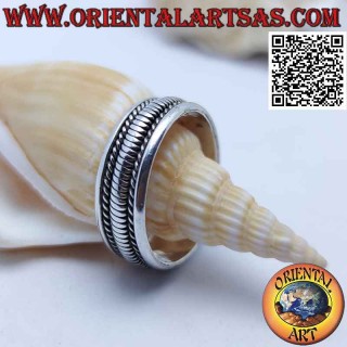 Anillo de plata con líneas verticales entre entrelazados oblicuos