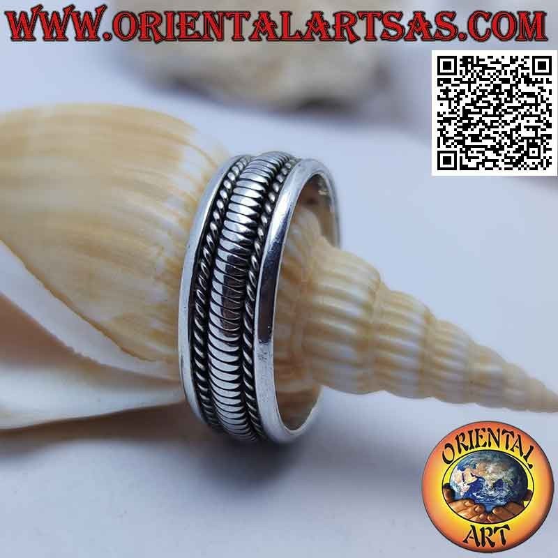 Bague en argent avec des lignes verticales entre entrelacs obliques