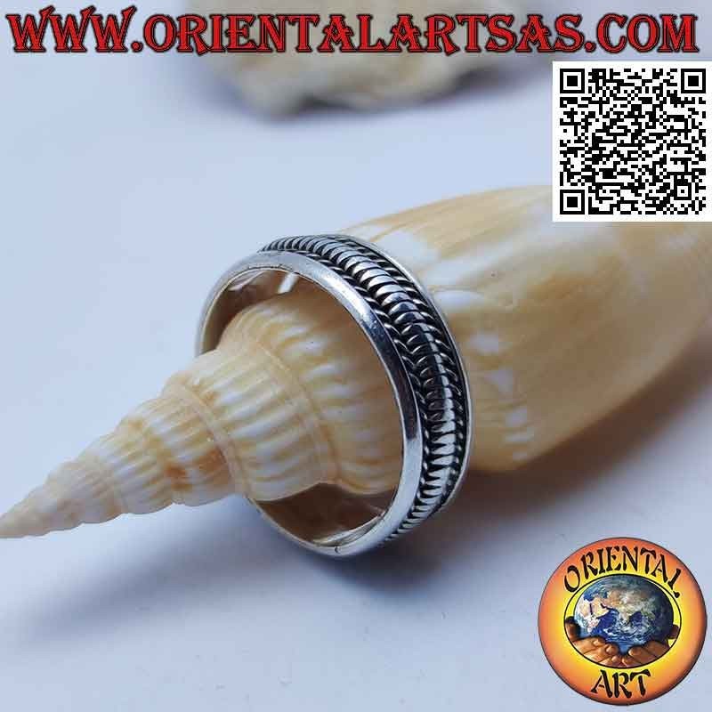 Silver ring with vertical lines between oblique interlacing