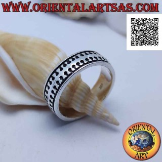 Smooth band silver ring with smooth millipede stylized in bas-relief