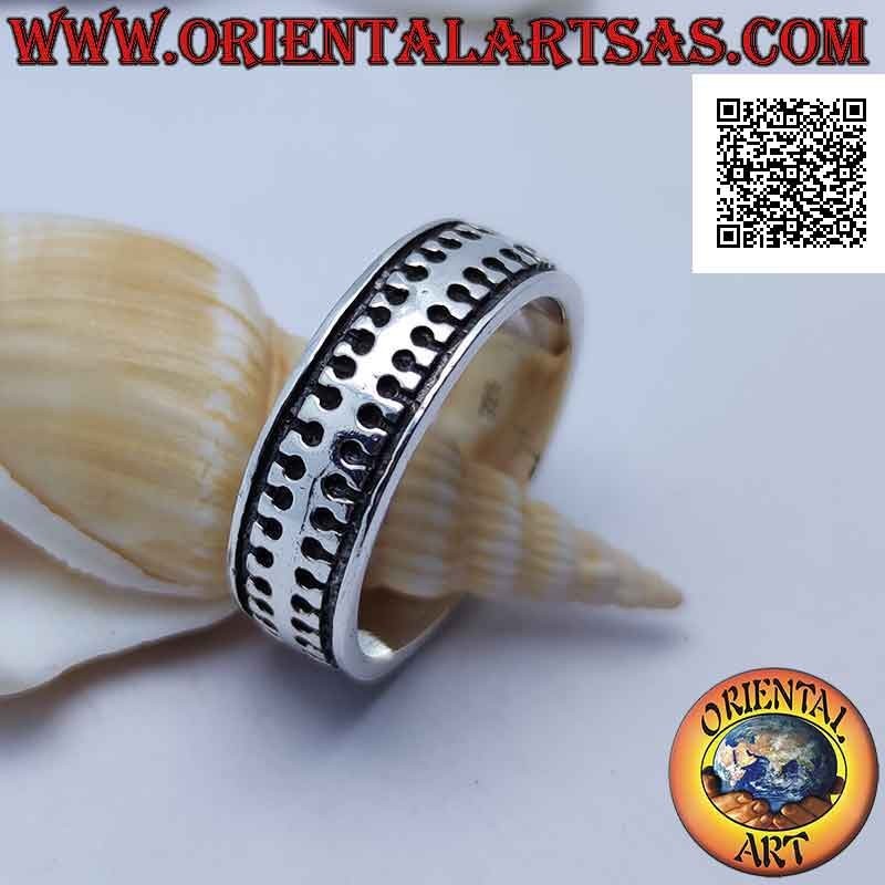 Anello in argento a fascia liscia con millepiedi liscio stilizzato in bassorilievo