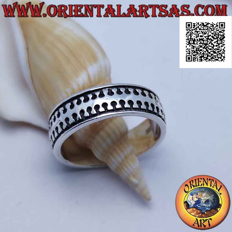 Smooth band silver ring with smooth millipede stylized in bas-relief