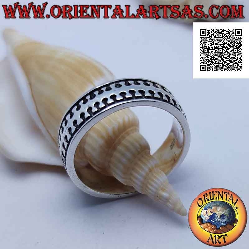 Bague en argent à bande lisse avec mille-pattes lisse stylisée en bas-relief