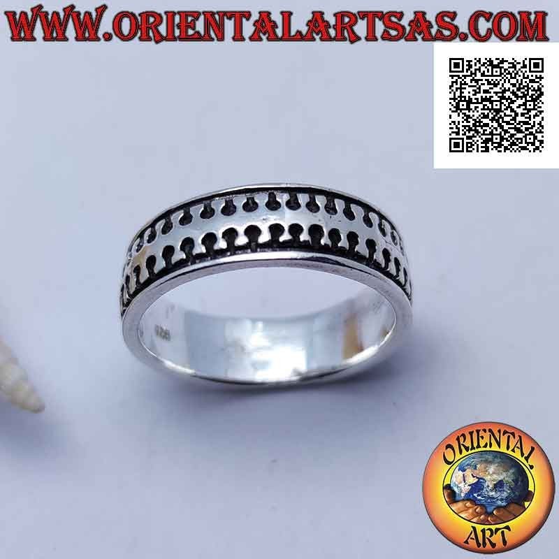 Bague en argent à bande lisse avec mille-pattes lisse stylisée en bas-relief