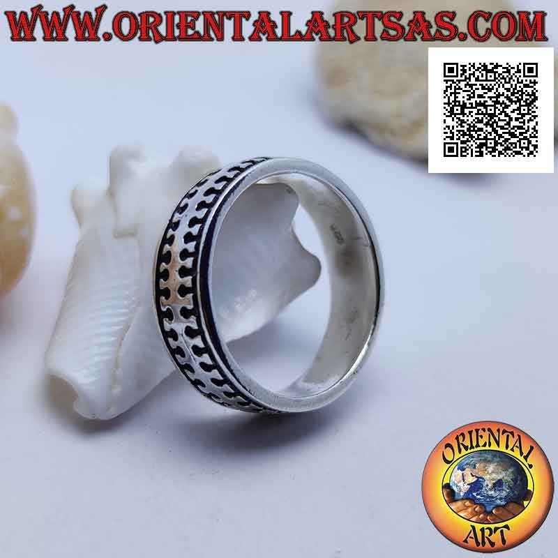 Anillo de plata de banda lisa con milpiés liso estilizado en bajorrelieve