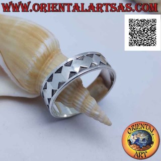 Silver band ring with thick smooth broken line in bas-relief