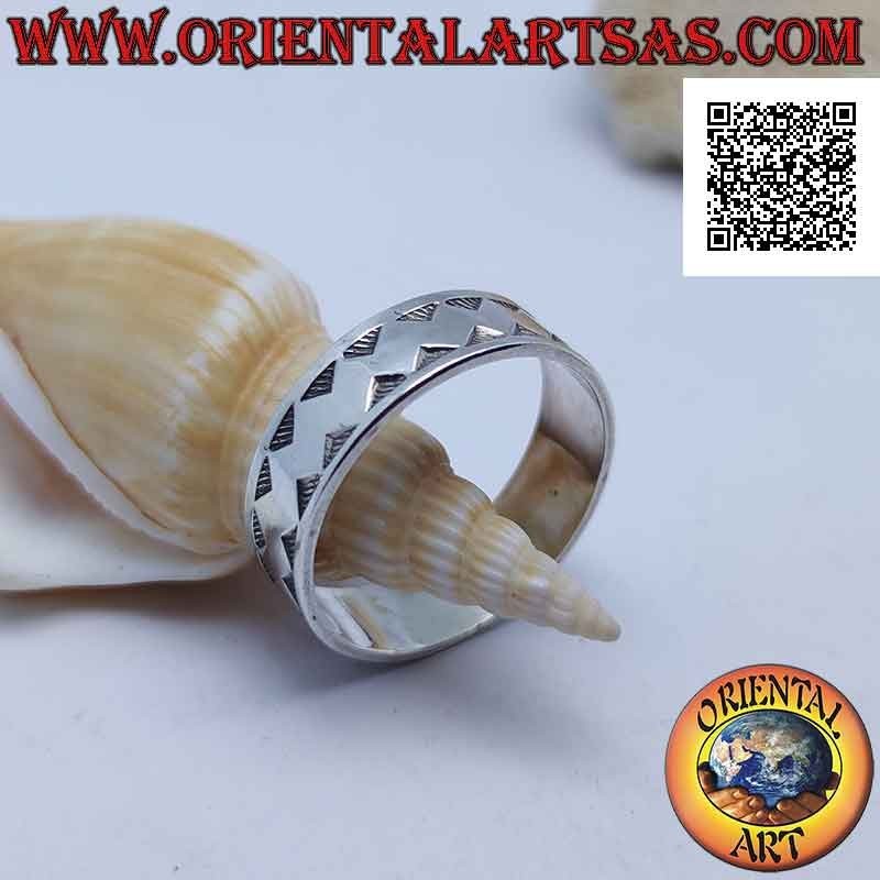 Anello in argento a fascia con linea spezzata spessa liscia in bassorilievo