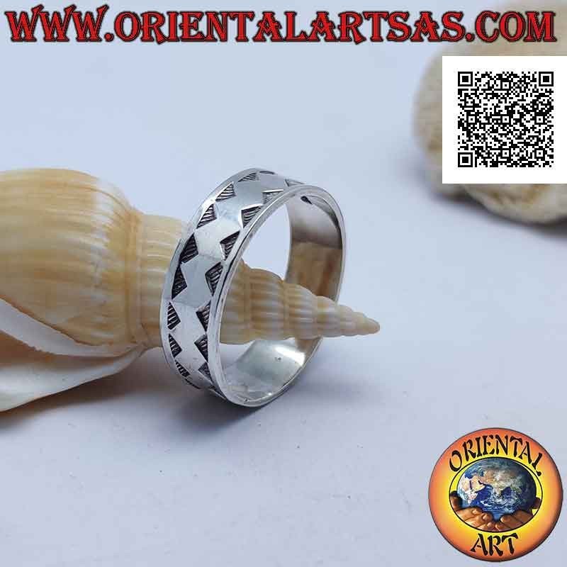 Silberbandring mit dicker glatter unterbrochener Linie im Basrelief