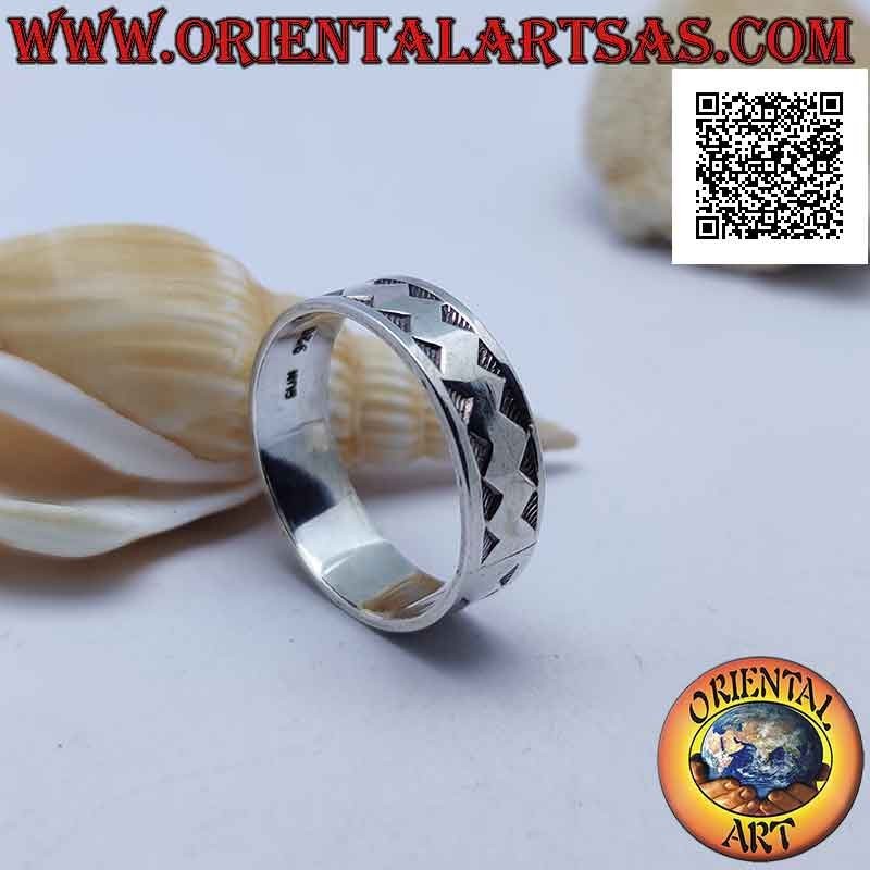 Anillo de plata con línea gruesa y suave quebrada en bajorrelieve