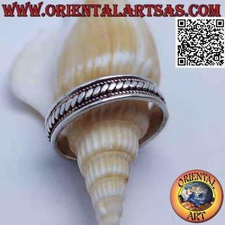 Anello in argento a fedina con linee oblique tra puntini, fatto a mano