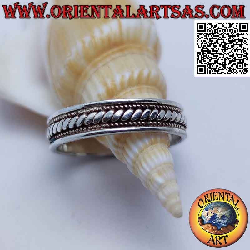 Bague en argent avec des lignes obliques entre les points, fait main