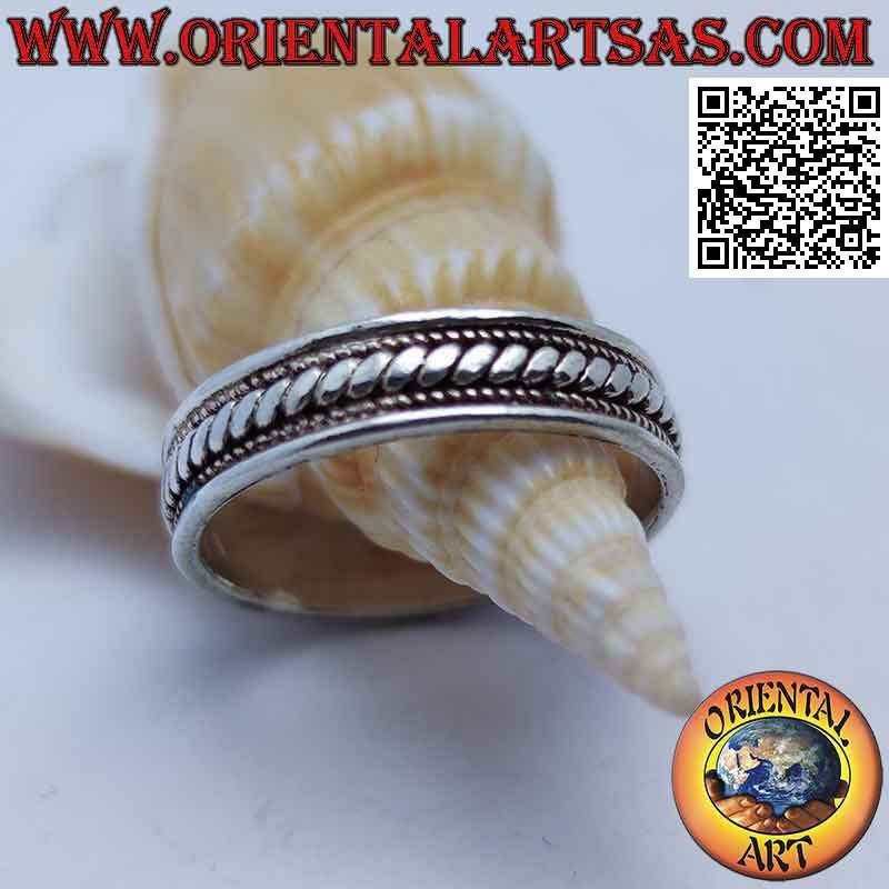 Bague en argent avec des lignes obliques entre les points, fait main