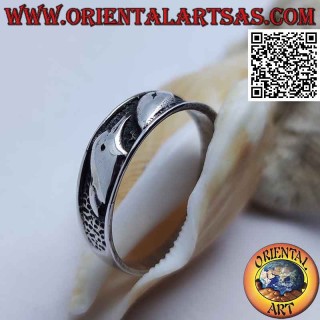 Anello in argento a fedina con busti di delfini in bassorilievo
