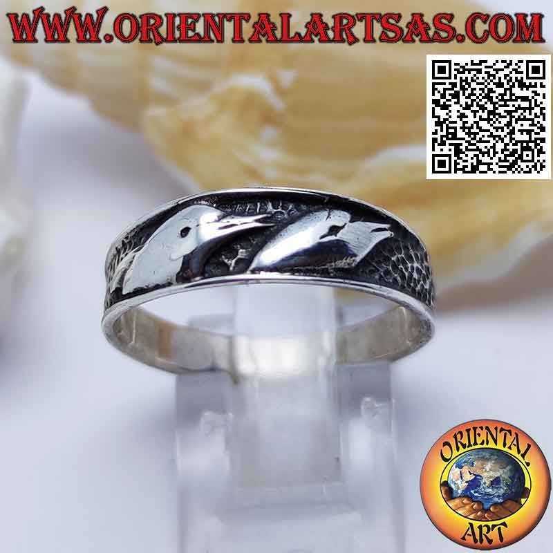 Bague en argent avec bustes en bas-relief de dauphins