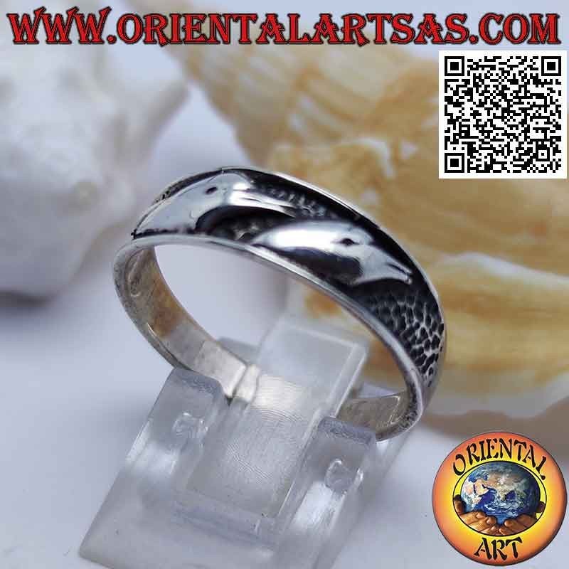 Anello in argento a fedina con busti di delfini in bassorilievo