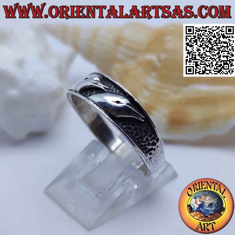 Anillo de plata con bustos de delfines en bajorrelieve
