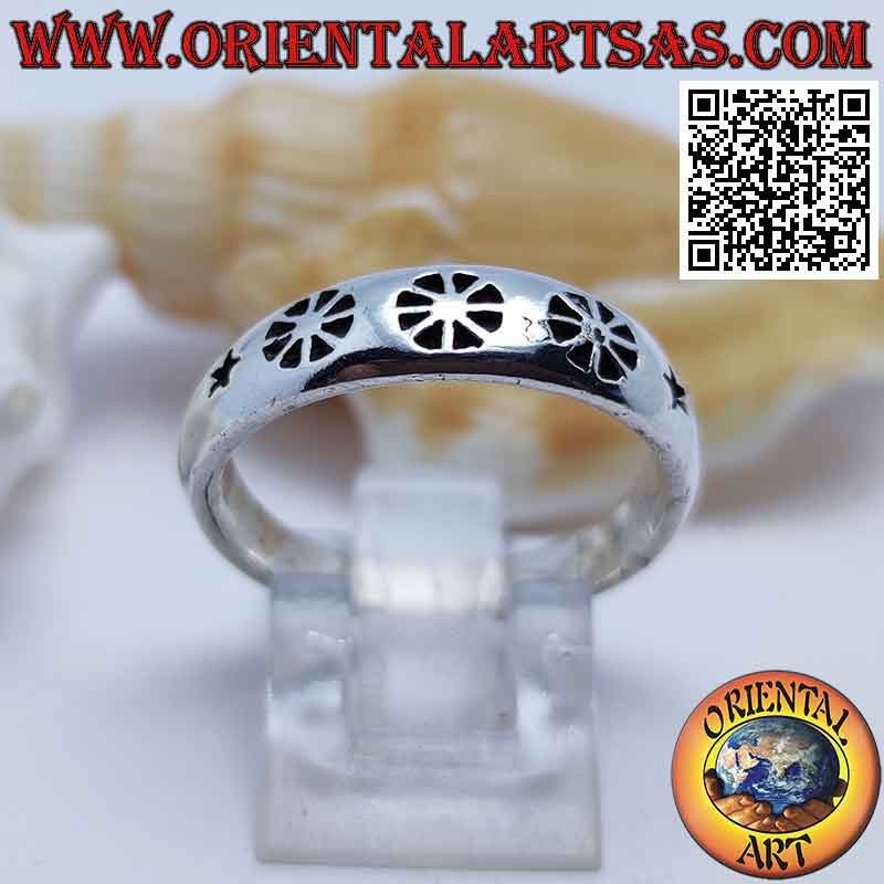Bague en argent lisse avec dharmachakra gravé