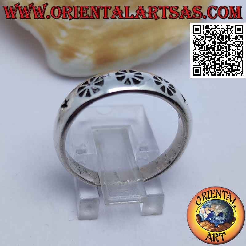 Glatter silberner Ring mit eingraviertem Dharmachakra