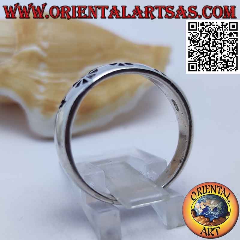 Anillo de plata lisa con dharmachakra grabado