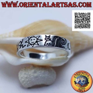 Silberring mit glattem Band mit eingravierten Symbolen (Sonne, Katze, Spirale, Mond)