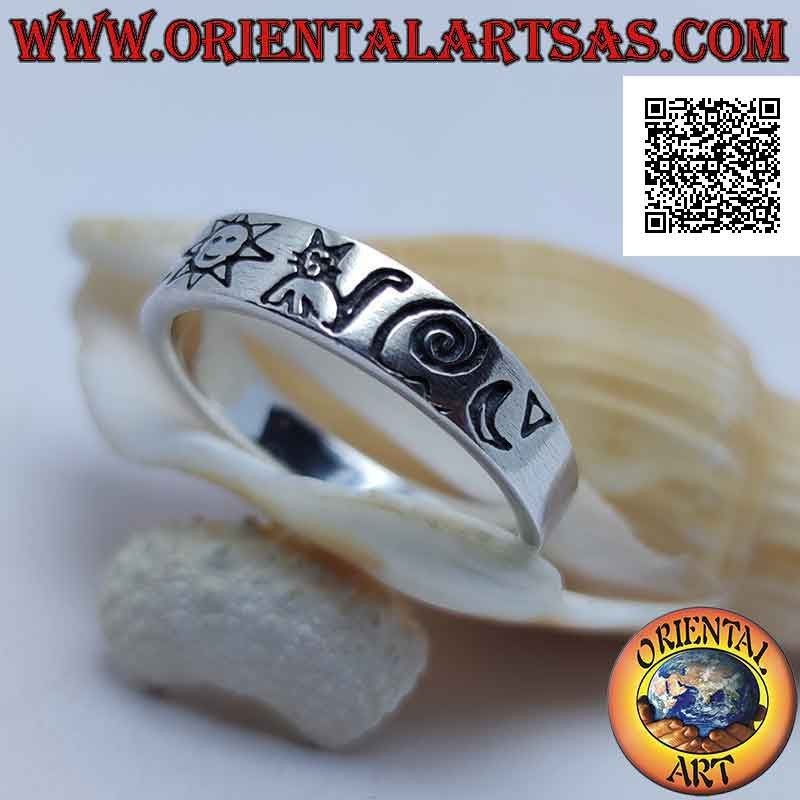 Bague en argent avec bande lisse avec symboles gravés (soleil, chat, spirale, lune)