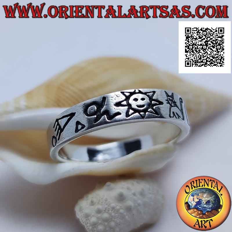 Anillo de plata con banda lisa con símbolos grabados (sol, gato, espiral, luna)