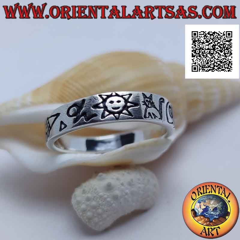 Bague en argent avec bande lisse avec symboles gravés (soleil, chat, spirale, lune)