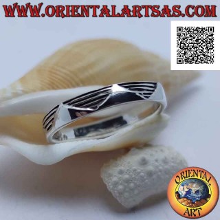 Silver ring with striped band with a series of overlapping smooth triangles