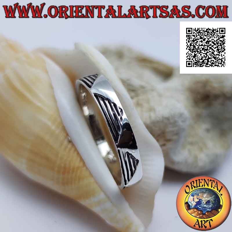 Anillo de plata con banda rayada con una serie de triángulos lisos superpuestos