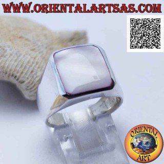 Bague en argent lisse dépassant d'une nacre rectangulaire arrondie au ras du bord