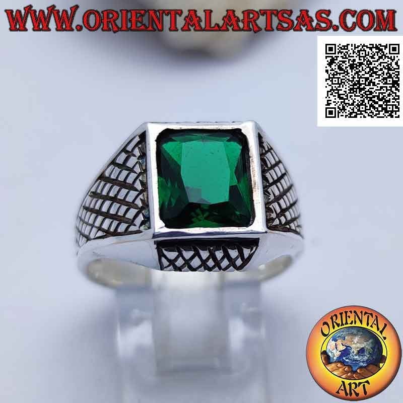 Anillo de plata con circonitas rectangulares facetadas de color esmeralda y grabados de celosía en los cuatro lados