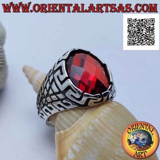 Anello in argento con granato ovale sfaccettato e incisioni a "S" in serie e geometriche su tutti i lati
