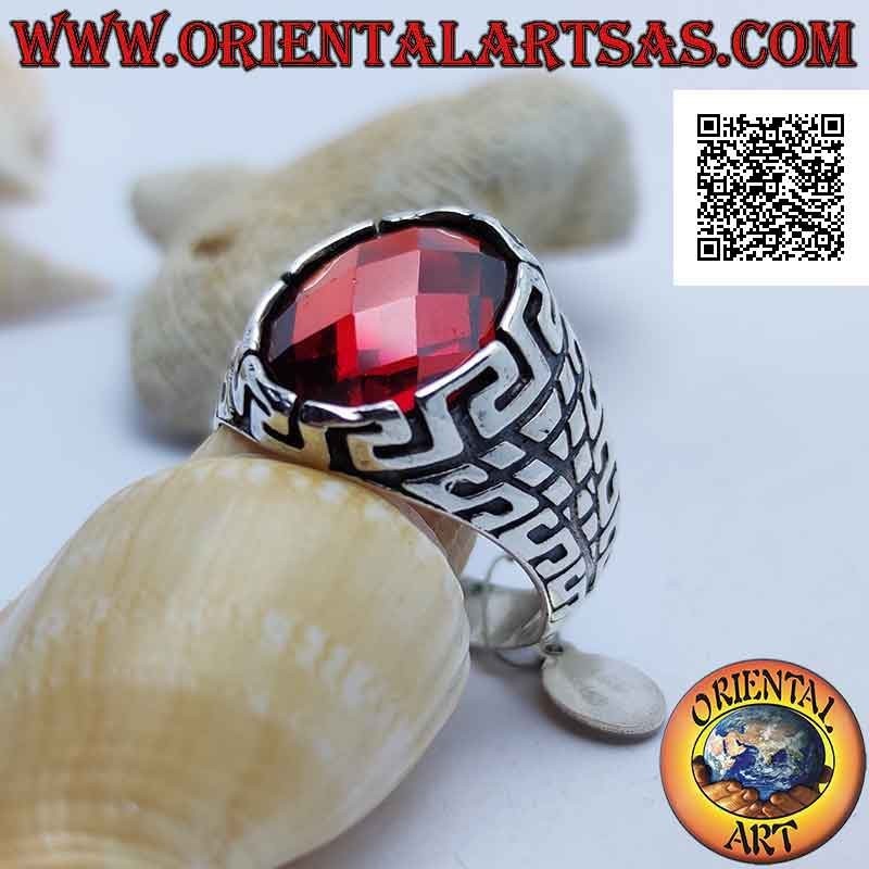 Anello in argento con granato ovale sfaccettato e incisioni a "S" in serie e geometriche su tutti i lati