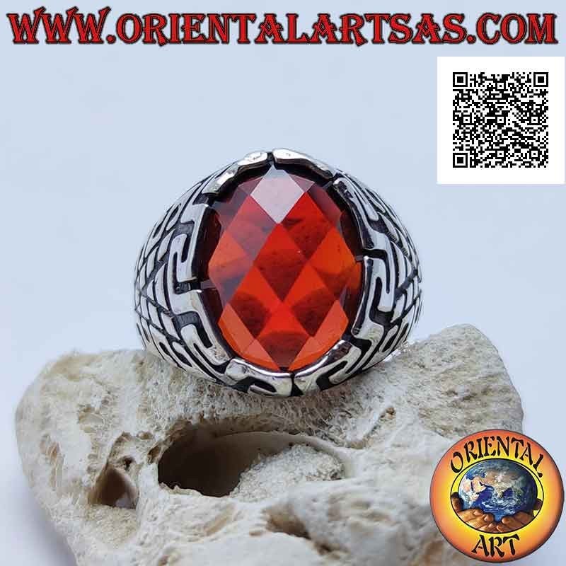 Anello in argento con granato ovale sfaccettato e incisioni a "S" in serie e geometriche su tutti i lati