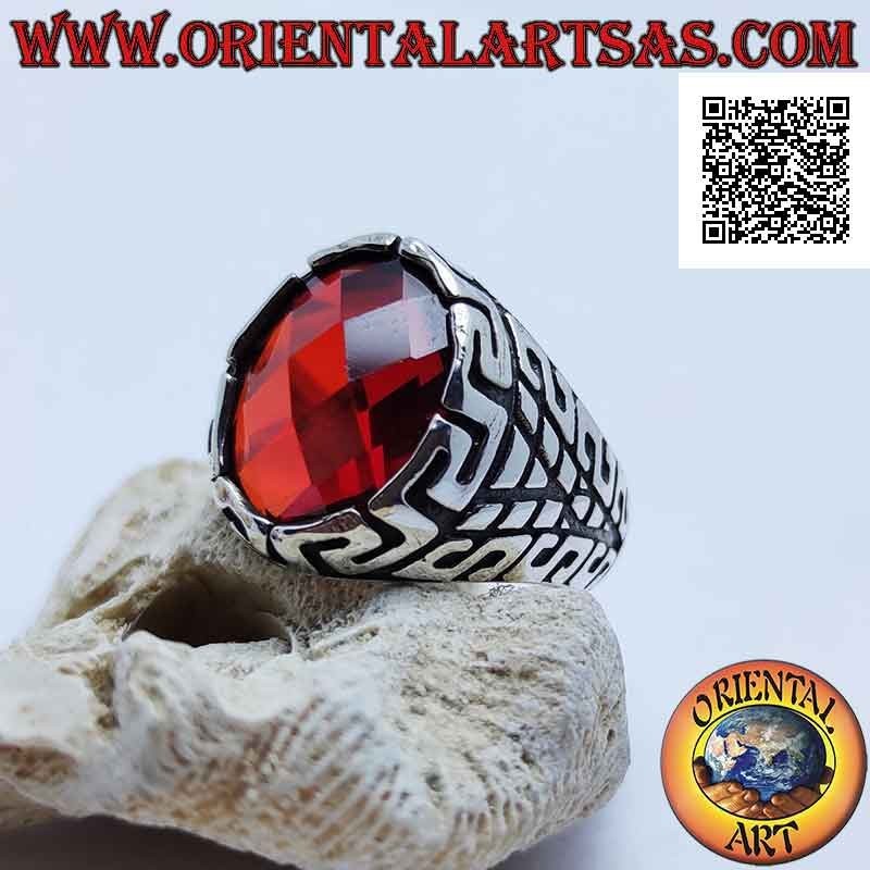 Anillo de plata con granate ovalado facetado y grabados de serie y geométrica "S" en todos los lados