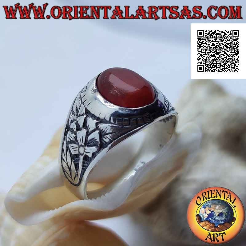 Anello in argento con corniola ovale cabochon e fiore della rinascita in bassorilievo sui lati