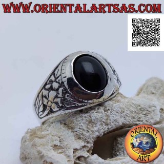 Anello in argento con onice ovale cabochon e fiore della rinascita in bassorilievo sui lati